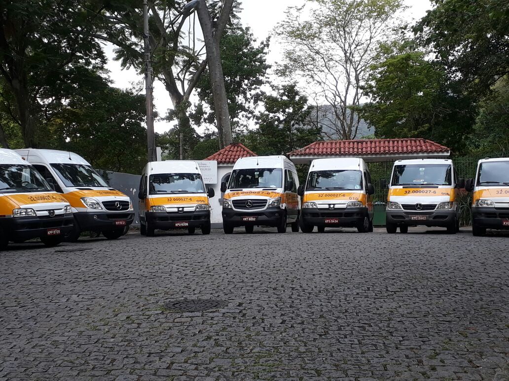 Frente das vans com o número 32